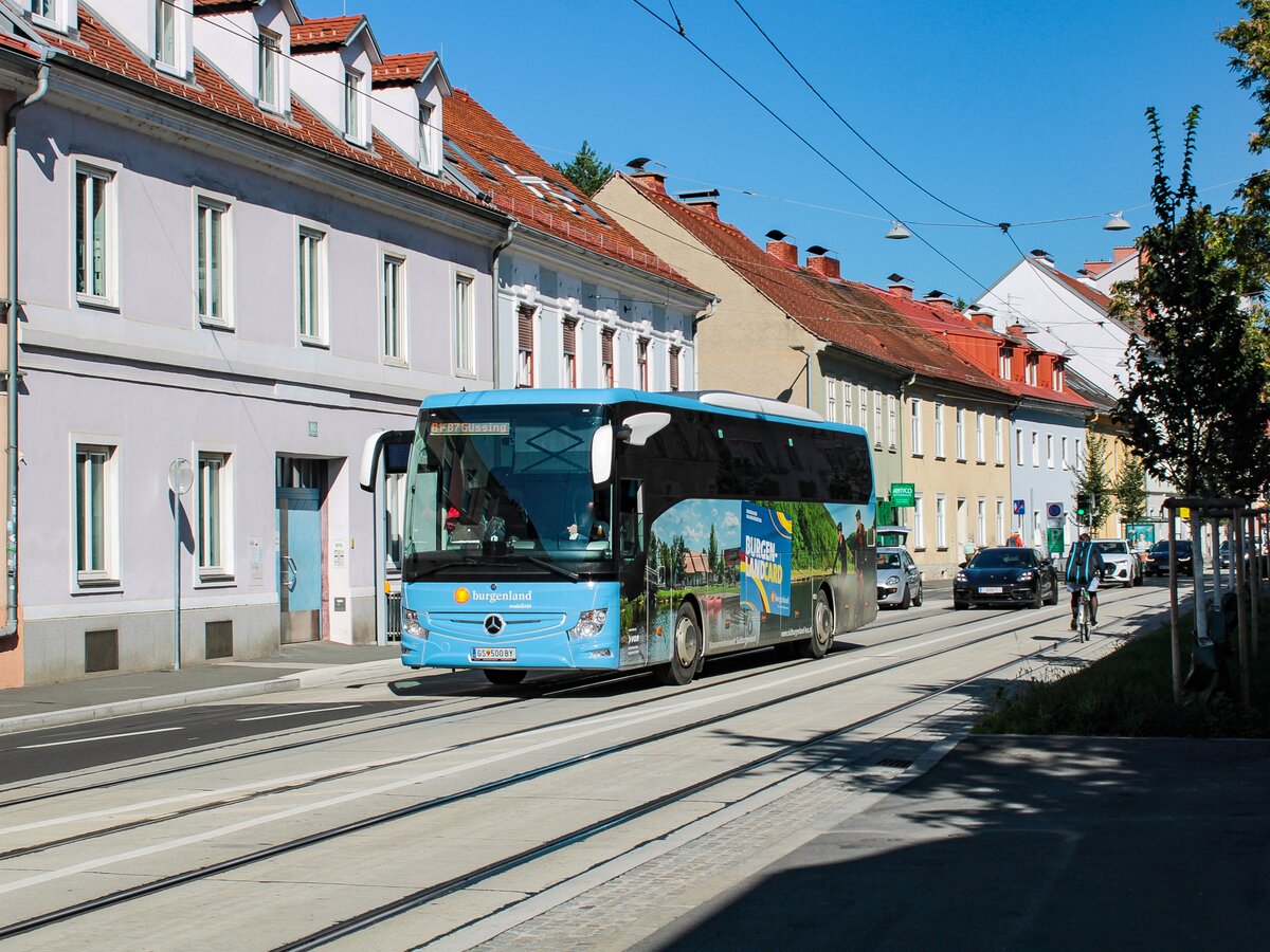 Graz. Am Vormittag des 23.09.2022 war ein Mercedes Tourismo vom Südburgenlandbus auf der Linie B2 von Graz ins Südburgenland unterwegs. Der Wagen konnte von mir bei der Münzgrabenkirche fotografiert werden.