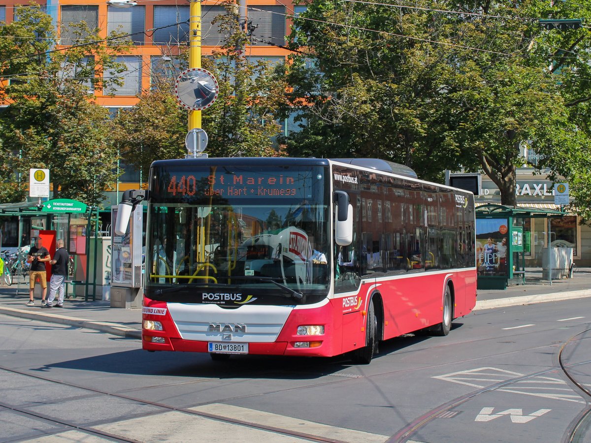 Graz. Anfang des Jahres 2020 kamen mehrere Busse aus Wien nach Graz. Einer der rot-weißen MAN Lions City war am 31.07.2020 auf der Linie 440 nach St. Marein unterwegs, hier bei der Abfahrt am Jakominiplatz.