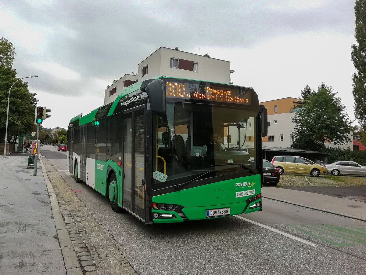 Graz. Archivfund: Ende 2019 hieß es Abschied nehmen von den Tiroler Solaris Urbino 12 der Linie 66. Bekanntlich sind einige Solaris mit Inbetriebnahme der  Route 66  von Tirol nach Graz gekommen, weil sich die Bestellung von Neufahrzeugen (Mercedes C2 €6) verzögert hat. Am 9.9.2019 konnte ich einen dieser Busse bei der Brucknerschule fotografieren.