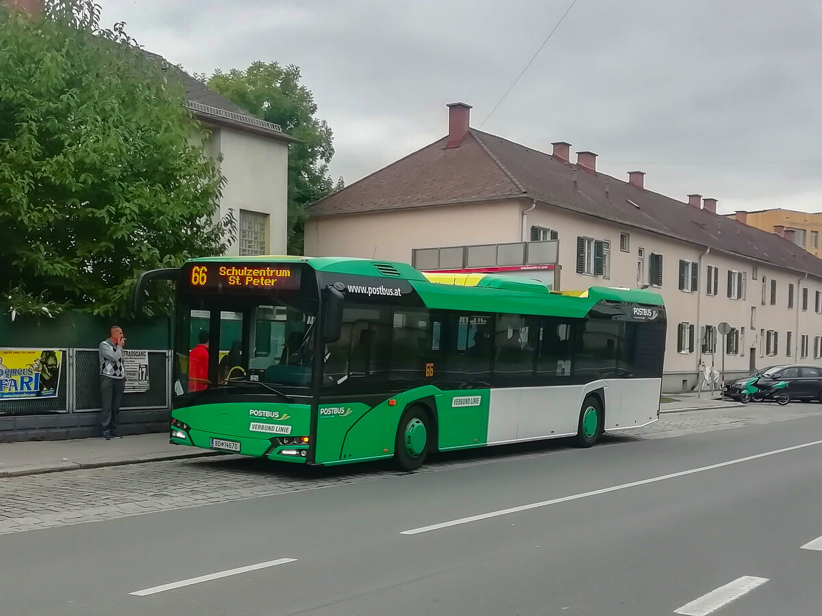 Graz. Archivfund: Ende 2019 hieß es Abschied nehmen von den Tiroler Solaris Urbino 12 der Linie 66. Bekanntlich sind einige Solaris mit Inbetriebnahme der  Route 66  von Tirol nach Graz gekommen, weil sich die Bestellung von Neufahrzeugen (Mercedes C2 €6) verzögert hat. Am 8.9.2019 konnte ich einen dieser Busse bei der Fliedergasse fotografieren.