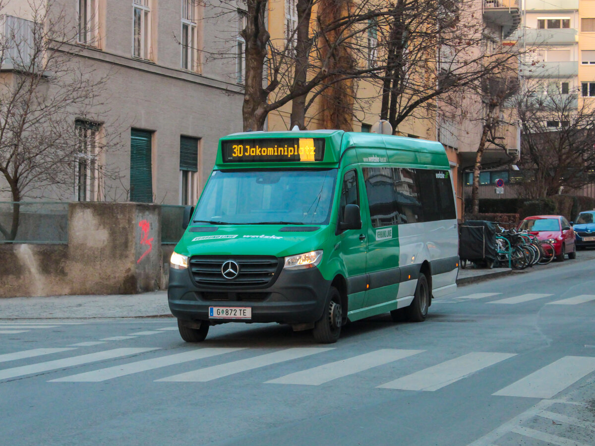 Graz. Auf der Grazer Linie 30 werden ausschließlich Mercedes Sprinter eingesetzt. Einer dieser Sprinter ist hier am 21.12.2021 in der Humboldtstraße zu sehen.