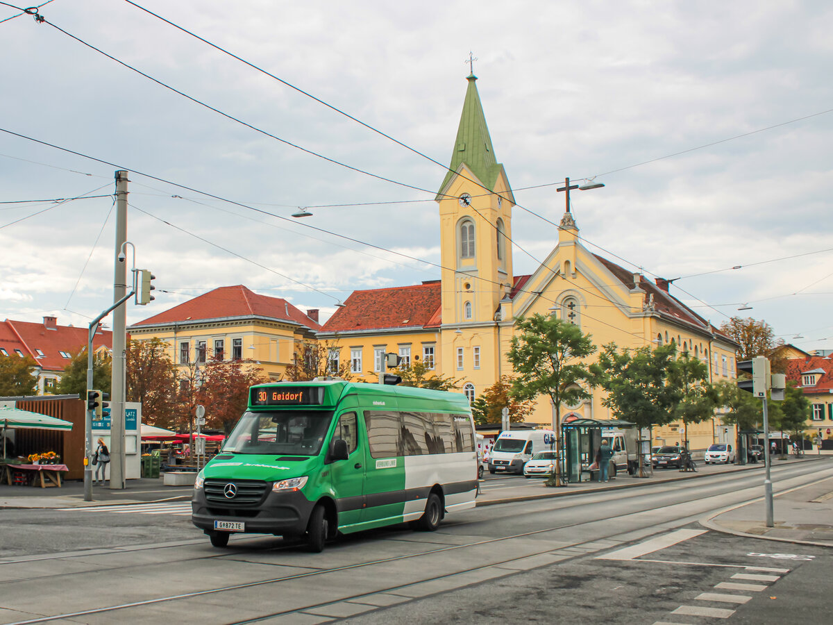 Graz. Auf der Stadtbuslinie 30 werden planmäßig ausschließlich Mercedes-Sprinter eingesetzt. Einen solchen Sprinter konnte ich am 15.09.2022 von der Firma Dr. Richard aufnehmen, hier beim Einbiegen in die Franz-Graf-Allee.