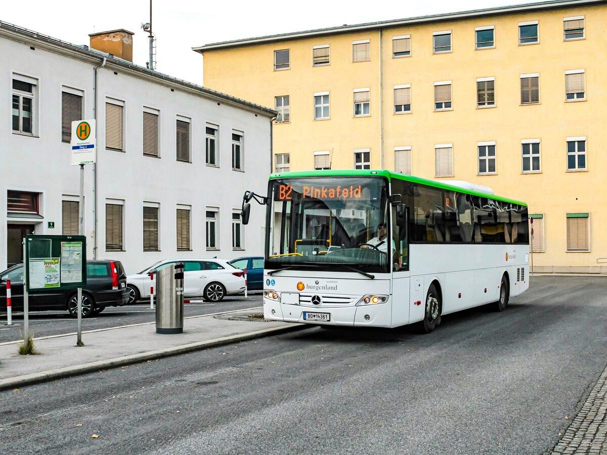 Graz. Auf der Verbindung zwischen Pinkafeld und Graz durch die Linie B2, kommen auch sehr besondere Busse zum Einsatz. Hier zu sehen ist ein ehemaliger Postbus beim Grazer Hauptbahnhof.