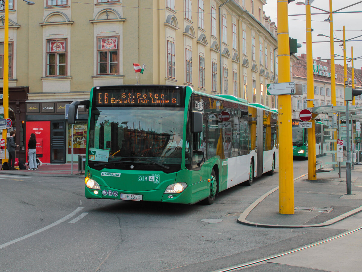 Graz. Aufgrund von Bauarbeiten, wurde bis Herbst 2021 die Grazer Linie 6 mit Schienenersatz geführt. Ein Ersatzbus verlässt hier am 02.10.2021 den Jakominiplatz.