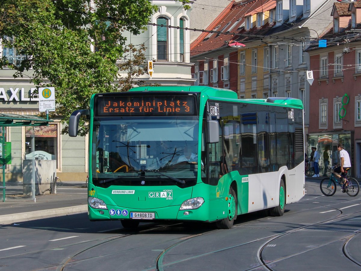 Graz. Aufgrund einer Betriebsstörung am 31.07.2020 musste auf die Grazer Straßenbahnlinie ein Ersatzverkehr eingerichtet werden.
Wagen 107 ist hier als SEV3 am Jakominiplatz zu sehen.