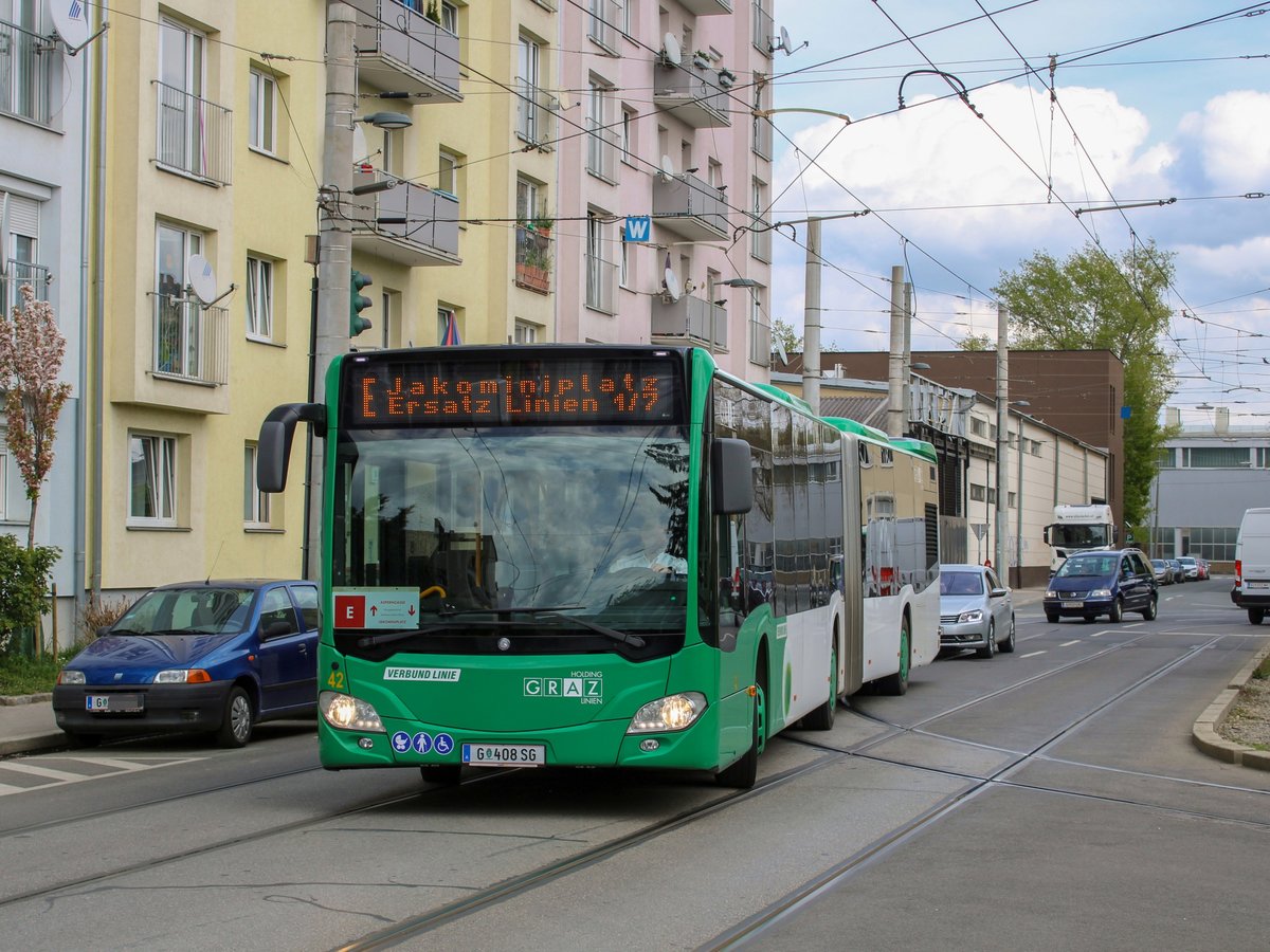 Graz. Aufgrund des Aufbringens eines Netzes zur Tierabwehr beim Hauptbahnhof, wurden am 01.05. und 02.05.2021 die Linie 1 zwischen Hilmteich und Jakominiplatz und die Linie 7 zwischen LKH MED UNI und Jakominiplatz/Steyrergasse kurzgeführt. Zwischen Jakominiplatz und Laudongasse wurde ein Schienenersatzverkehr mit Bussen der Graz Linien eingerichtet. Zwischen Asperngasse und Eggenberg bzw. Wetzelsdorf wurde ebenfalls ein Ersatzverkehr eingerichtet (Linie E1 und E7), welche aufgrund von Busmangel bei den Graz Linien mit Privaten Bussen der Firma Watzke geführt wurden.
Wagen 42 der Graz Linien ist hier beim Einbiegen als E in die Stradiotgasse / Laudongasse zu sehen.