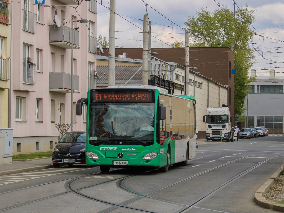 Graz. Aufgrund des Aufbringens eines Netzes zur Tierabwehr beim Hauptbahnhof, wurden am 01.05. und 02.05.2021 die Linie 1 zwischen Hilmteich und Jakominiplatz und die Linie 7 zwischen LKH MED UNI und Jakominiplatz/Steyrergasse kurzgeführt. Zwischen Jakominiplatz und Laudongasse wurde ein Schienenersatzverkehr mit Bussen der Graz Linien eingerichtet. Zwischen Asperngasse und Eggenberg bzw. Wetzelsdorf wurde ebenfalls ein Ersatzverkehr eingerichtet (Linie E1 und E7), welche aufgrund von Busmangel bei den Graz Linien mit Privaten Bussen der Firma Watzke geführt wurden.
Wagen W1304 von Watzke ist hier als E1 in der Laudongasse zu sehen.