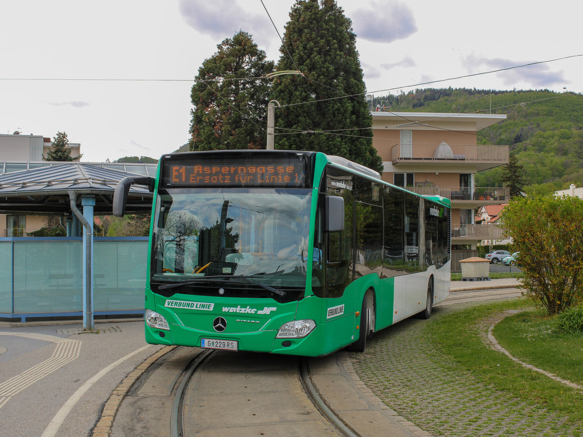Graz. Aufgrund des Aufbringens eines Netzes zur Tierabwehr beim Hauptbahnhof, wurden am 01.05. und 02.05.2021 die Linie 1 zwischen Hilmteich und Jakominiplatz und die Linie 7 zwischen LKH MED UNI und Jakominiplatz/Steyrergasse kurzgeführt. Zwischen Jakominiplatz und Laudongasse wurde ein Schienenersatzverkehr mit Bussen der Graz Linien eingerichtet. Zwischen Asperngasse und Eggenberg bzw. Wetzelsdorf wurde ebenfalls ein Ersatzverkehr eingerichtet (Linie E1 und E7), welche aufgrund von Busmangel bei den Graz Linien mit Privaten Bussen der Firma Watzke geführt wurden. 
Wagen W1305 von Watzke ist hier als E1 in der Schleife Eggenberg/UKH zu sehen.