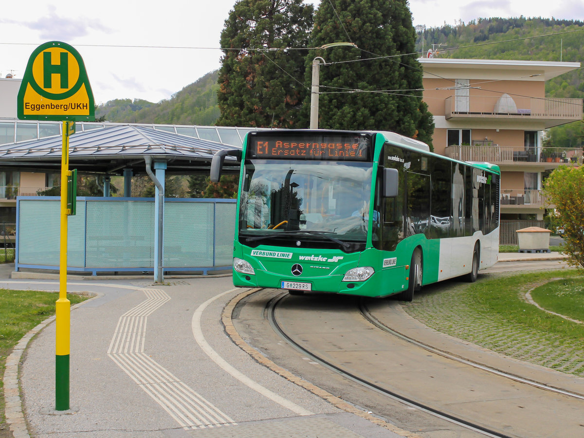 Graz. Aufgrund des Aufbringens eines Netzes zur Tierabwehr beim Hauptbahnhof, wurden am 01.05. und 02.05.2021 die Linie 1 zwischen Hilmteich und Jakominiplatz und die Linie 7 zwischen LKH MED UNI und Jakominiplatz/Steyrergasse kurzgeführt. Zwischen Jakominiplatz und Laudongasse wurde ein Schienenersatzverkehr mit Bussen der Graz Linien eingerichtet. Zwischen Asperngasse und Eggenberg bzw. Wetzelsdorf wurde ebenfalls ein Ersatzverkehr eingerichtet (Linie E1 und E7), welche aufgrund von Busmangel bei den Graz Linien mit Privaten Bussen der Firma Watzke geführt wurden. 
Wagen W1305 von Watzke ist hier als E1 in der Laudongasse zu sehen.