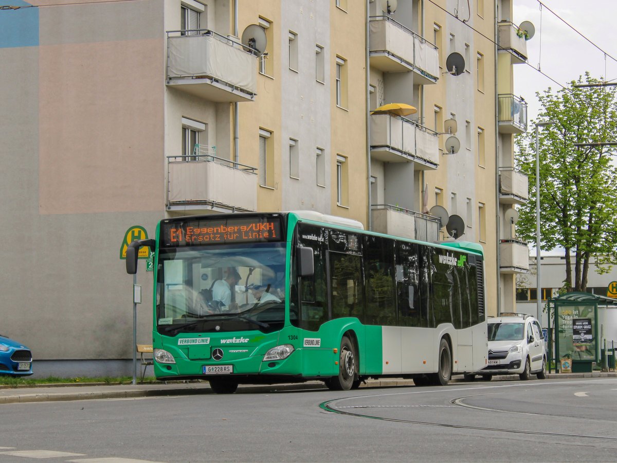 Graz. Aufgrund des Aufbringens eines Netzes zur Tierabwehr beim Hauptbahnhof, wurden am 01.05. und 02.05.2021 die Linie 1 zwischen Hilmteich und Jakominiplatz und die Linie 7 zwischen LKH MED UNI und Jakominiplatz/Steyrergasse kurzgeführt. Zwischen Jakominiplatz und Laudongasse wurde ein Schienenersatzverkehr mit Bussen der Graz Linien eingerichtet. Zwischen Asperngasse und Eggenberg bzw. Wetzelsdorf wurde ebenfalls ein Ersatzverkehr eingerichtet (Linie E1 und E7), welche aufgrund von Busmangel bei den Graz Linien mit Privaten Bussen der Firma Watzke geführt wurden. Wagen W1304 von Watzke ist hier als E1 in der Asperngasse zu sehen.