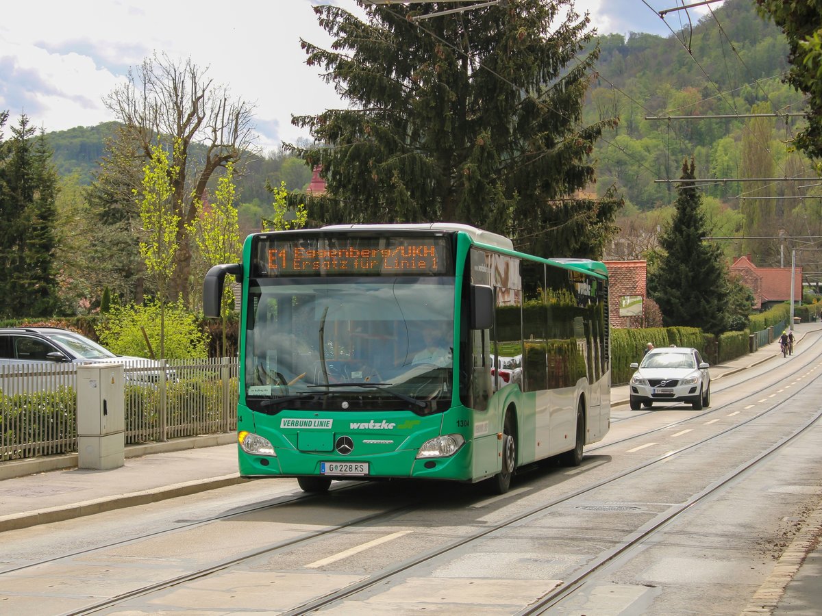 Graz. Aufgrund des Aufbringens eines Netzes zur Tierabwehr beim Hauptbahnhof, wurden am 01.05. und 02.05.2021 die Linie 1 zwischen Hilmteich und Jakominiplatz und die Linie 7 zwischen LKH MED UNI und Jakominiplatz/Steyrergasse kurzgeführt. Zwischen Jakominiplatz und Laudongasse wurde ein Schienenersatzverkehr mit Bussen der Graz Linien eingerichtet. Zwischen Asperngasse und Eggenberg bzw. Wetzelsdorf wurde ebenfalls ein Ersatzverkehr eingerichtet (Linie E1 und E7), welche aufgrund von Busmangel bei den Graz Linien mit Privaten Bussen der Firma Watzke geführt wurden. Wagen W1304 von Watzke ist hier als E1 in der Göstinger Straße zu sehen.