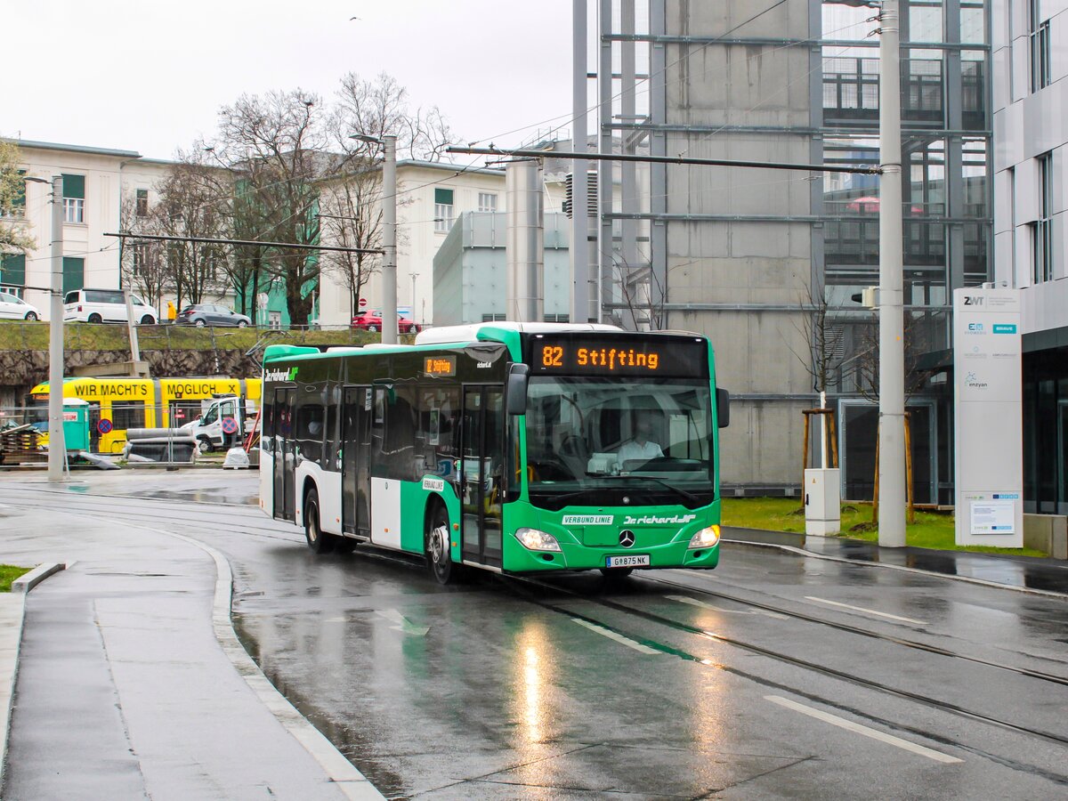 Graz. Baustellenzeit ist Subunternehmerzeit – das gilt zumindest in Graz. Während der Baustellensaison werden die Linien 41. 60 und 82 in Graz von Subunternehmen geführt. Der Dr. Richard W1377 ist hier am 13.04.2023 als Linie 82 in der Neuen Stiftingtalstraße zu sehen.