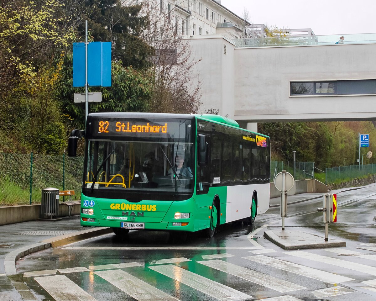 Graz. Baustellenzeit ist Subunternehmerzeit – das gilt zumindest in Graz. Während der Baustellensaison werden die Linien 41. 60 und 82 in Graz von Subunternehmen geführt. Ein MAN Lion's City von Grünerbus ist hier am 13.04.2023 als Linie 82 bei der Neuen Stiftingtalstraße zu sehen.