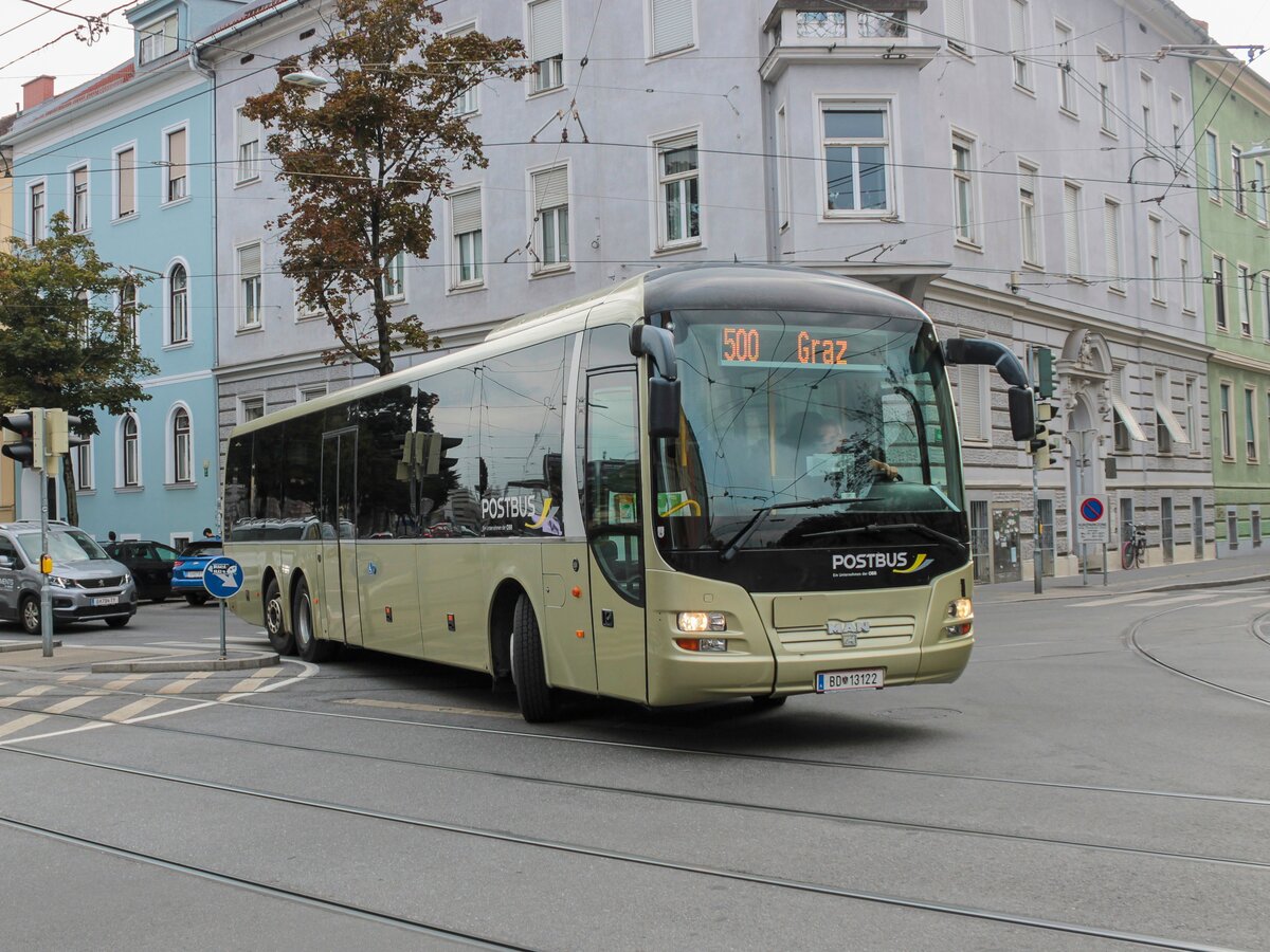 Graz. BD 13122 der ÖBB Postbus AG, ist einer der wenigen Busse seiner Art, welche nich in Österreich im Einsatz sind. Am 02.10.2021 war dieser auf der Regionalbuslinie 500 unterwegs, hier beim Einbiegen in die Steyrergasse.