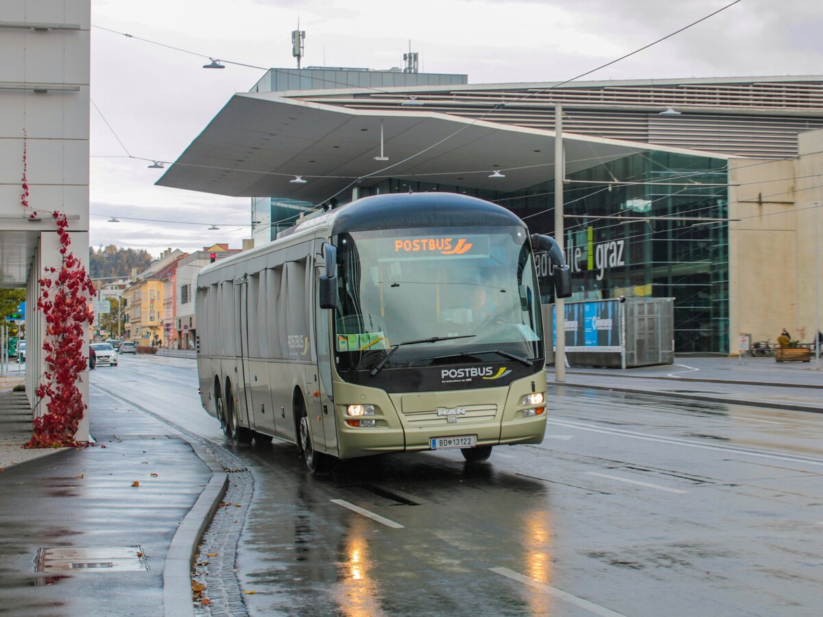 Graz. BD 13122 der ÖBB Postbus AG, ist einer der wenigen Busse seiner Art, welche nicht in Österreich im Einsatz sind. Am 02.11.2021 war dieser auf Dienstfahrt in der COnrad-von-Hötzendorf-Straße zu sehen.