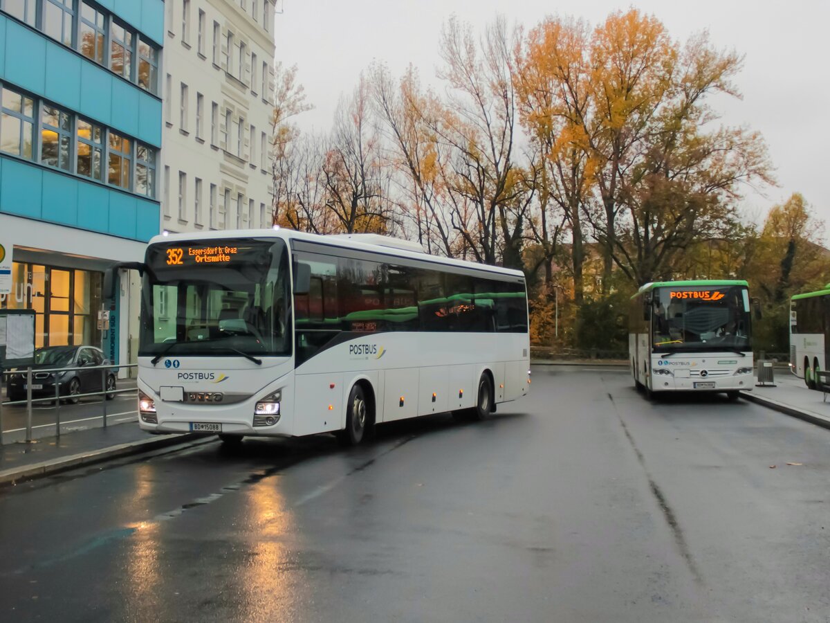 Graz. BD 15088 (ex. Stainach) und ein Mercedes Integro (ex. Verkehrsverbund Ost-Region) stehen am 03.11.2021 am Andreas-Hofer-Platz.