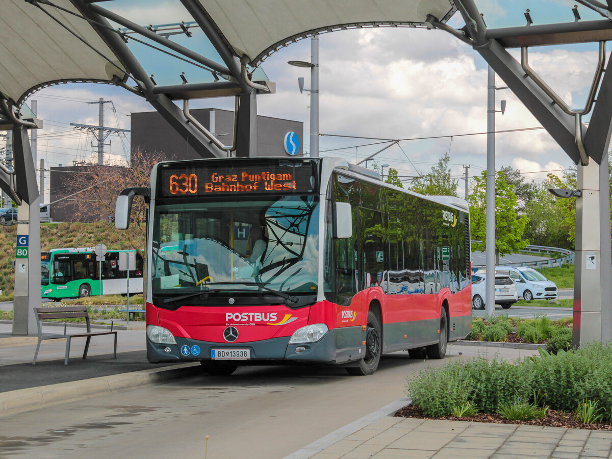 Graz. BD 23938 von Postbus steht hier am 03.05. als Linie 630 im Busbahnhof Puntigam.