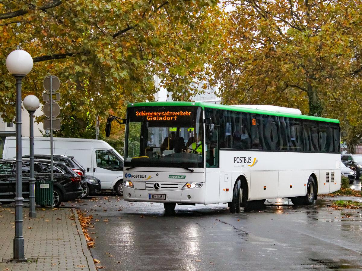 Graz. Bei typischen Herbstwetter an diesem 24.10.2023 ist der Postbus BD 14366 hier als SEV501 vor dem Grazer Ostbahnhof zu sehen.