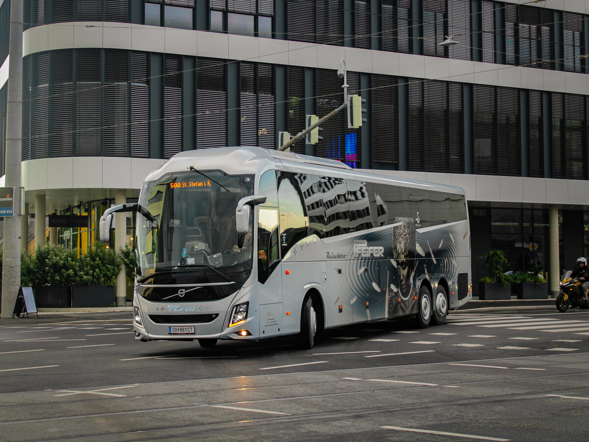 Graz. Bis zum steirischen Schulbeginn 2021, wurden regelmäßig Busse auf der Regiobuslinie 500 von Reisebussen der Fa. Pfeifer geführt. Am 11.08.2021 konnte ich einen Volvo 9900 auf dieser Linie fotografieren.