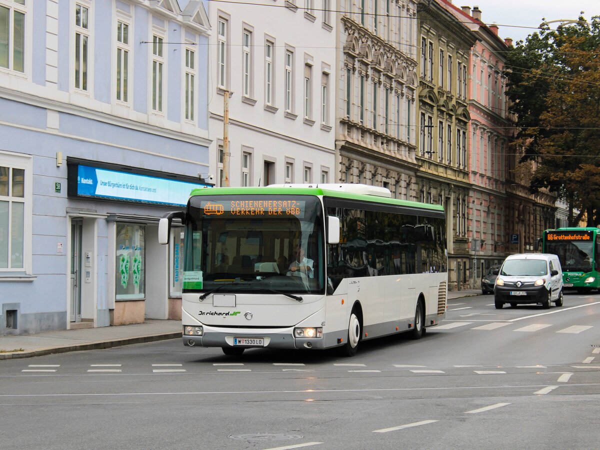 Graz. Circa 10 Busse vom Typ Irisbus Crossway LE und Setra S415 NF, wurden Ende 2021/Anfang 2022 nach Graz zur Firma Dr. Richard Steiermark (damals noch Watzke) überstellt. Die Busse verkehren noch bis voraussichtlich Sommer 2023, bis die neuen Regionalbuskorridore rund um Graz neu ausgeschrieben werden. Am 31.08.2022 konnte ich einen dieser Busse als SV530 in der Conrad-von-Hötzendorf Straße in Fahrtrichtung Szentgotthárd fotografieren.