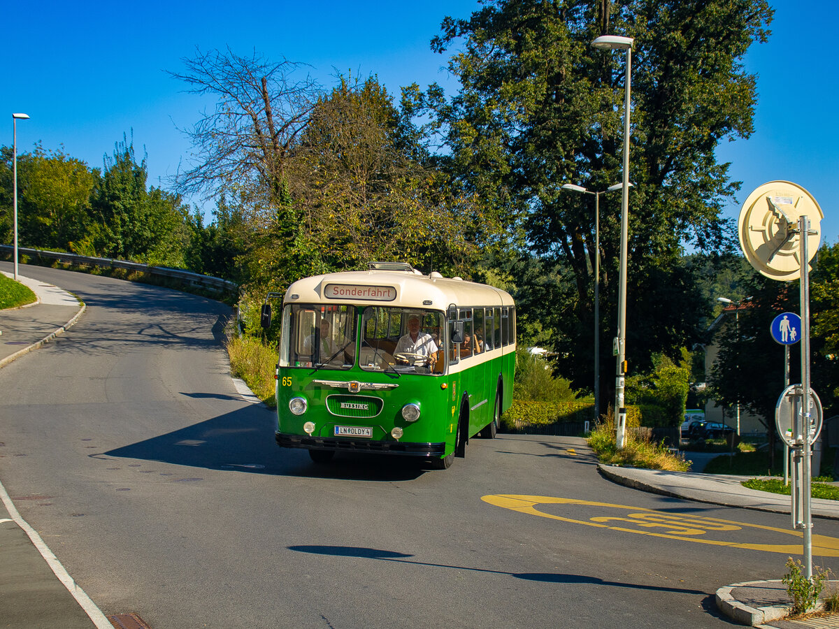 Graz. Das Busunternehmen Zottler aus Niklasdorf, besitzt einen Büssing 11RU/5  im Lackschema der Grazer Verkehrsbetriebe. Der Oldtimer ist hier am späten Nachmittag des 11.08.2024 in der Kirchbergstraße zu sehen.
