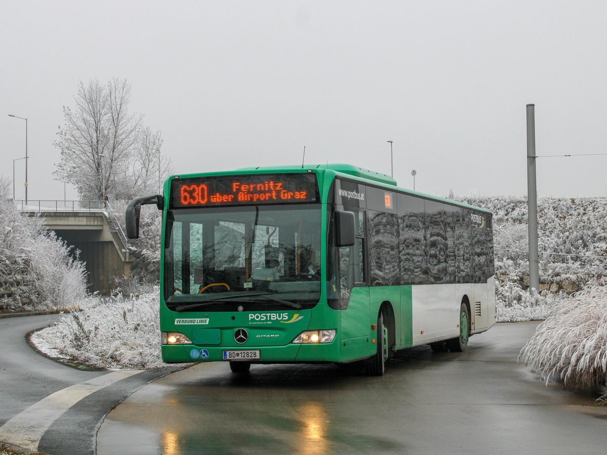 Graz. Den wohl dienstältesten Bus in Graz findet man bei der ÖBB Postbus AG: Der Wagen BD 12828 ist der noch der Einzige O 530 Facelift bei der Postbus-Verkehrsstelle in Graz. Am 25.11.2020 war der Bus auf der Linie 630 anzutreffen, hier in Puntigam.