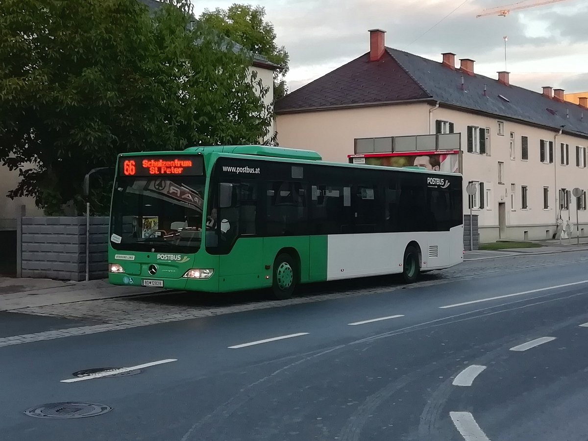 Graz. Der BD 12828 von Postbus fuhr am 25.09.2019 auf
der Linie 66. Der Bus ist hier in der Früh bei der
Haltestelle Fliedergasse zu sehen. 