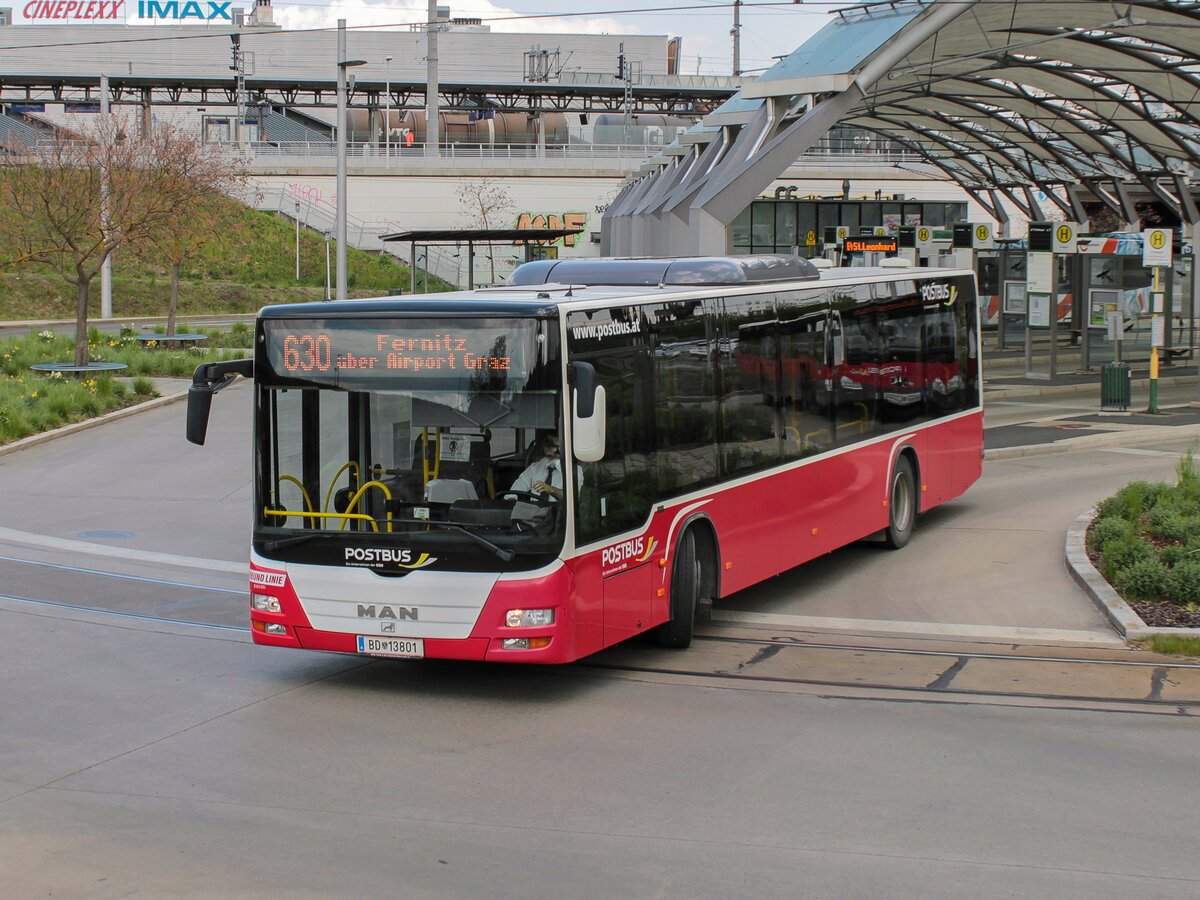 Graz. Der BD 13801 von Postbus (ex. Wien) verlässt hier am 03.05.2021 im Busbahnhof Puntigam.