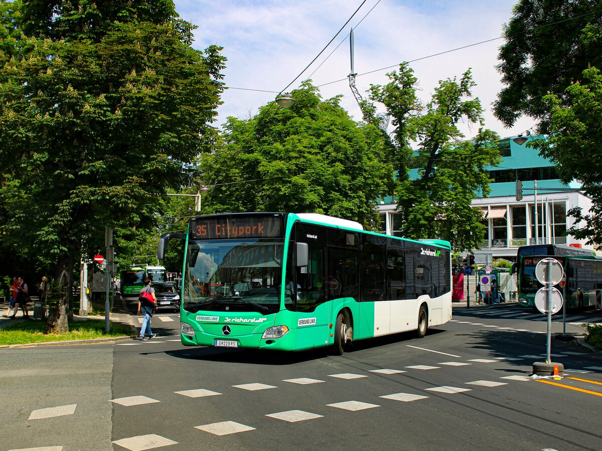 Graz. Der Dr. Richard Wagen 1305 ist hier am 02.06.2023 als Linie 35 beim einbiegen in den Opernring zu sehen.