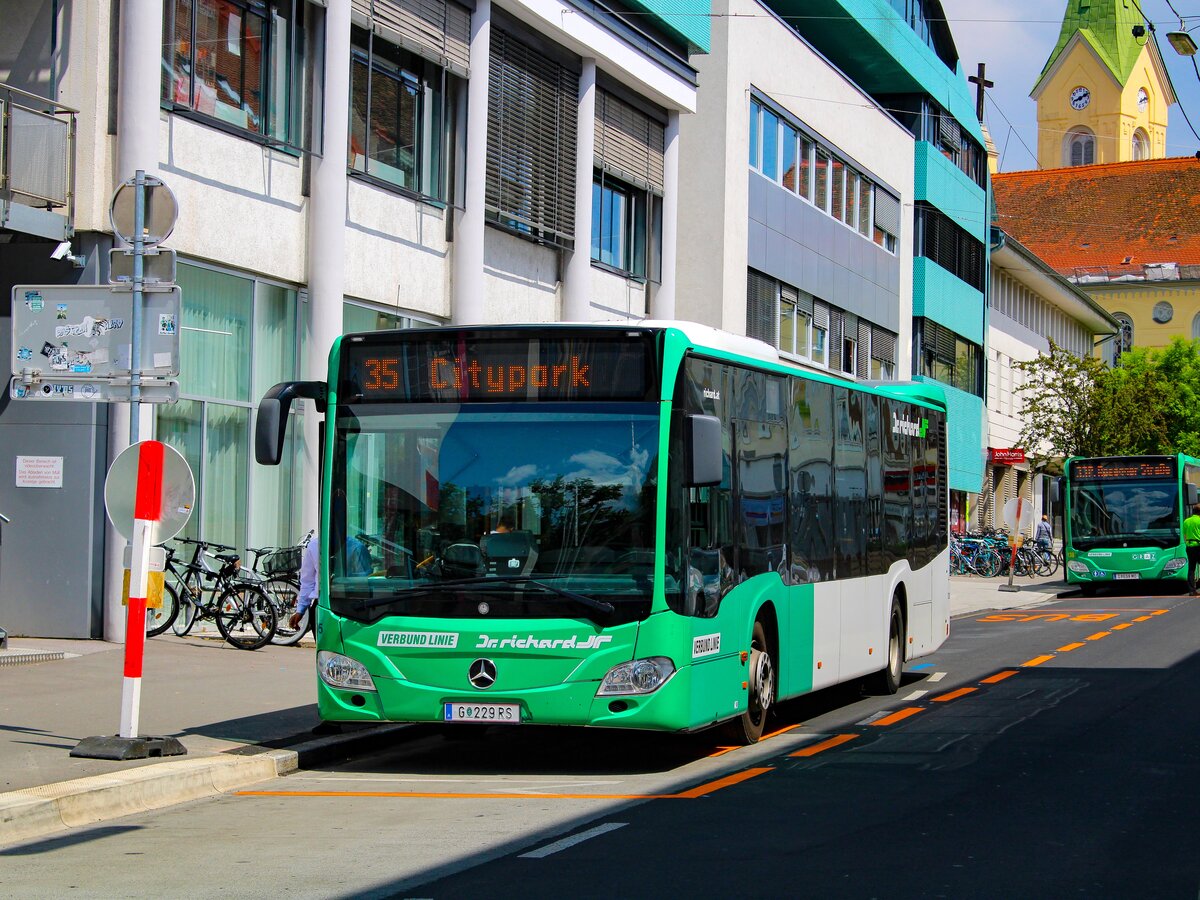 Graz. Der Dr. Richard Wagen 1305 ist hier am 02.06.2023 als Linie 35 in der Girardigasse zu sehen.