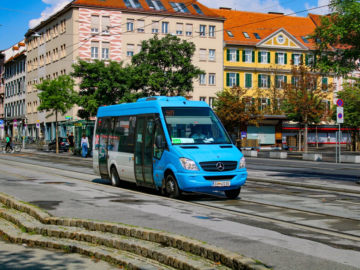 Graz. Der Dr. Richard Wagen 3101829 29 ist hier am 18.08.2023 als Linie 30 am Kaiser-Josef-Platz zu sehen.