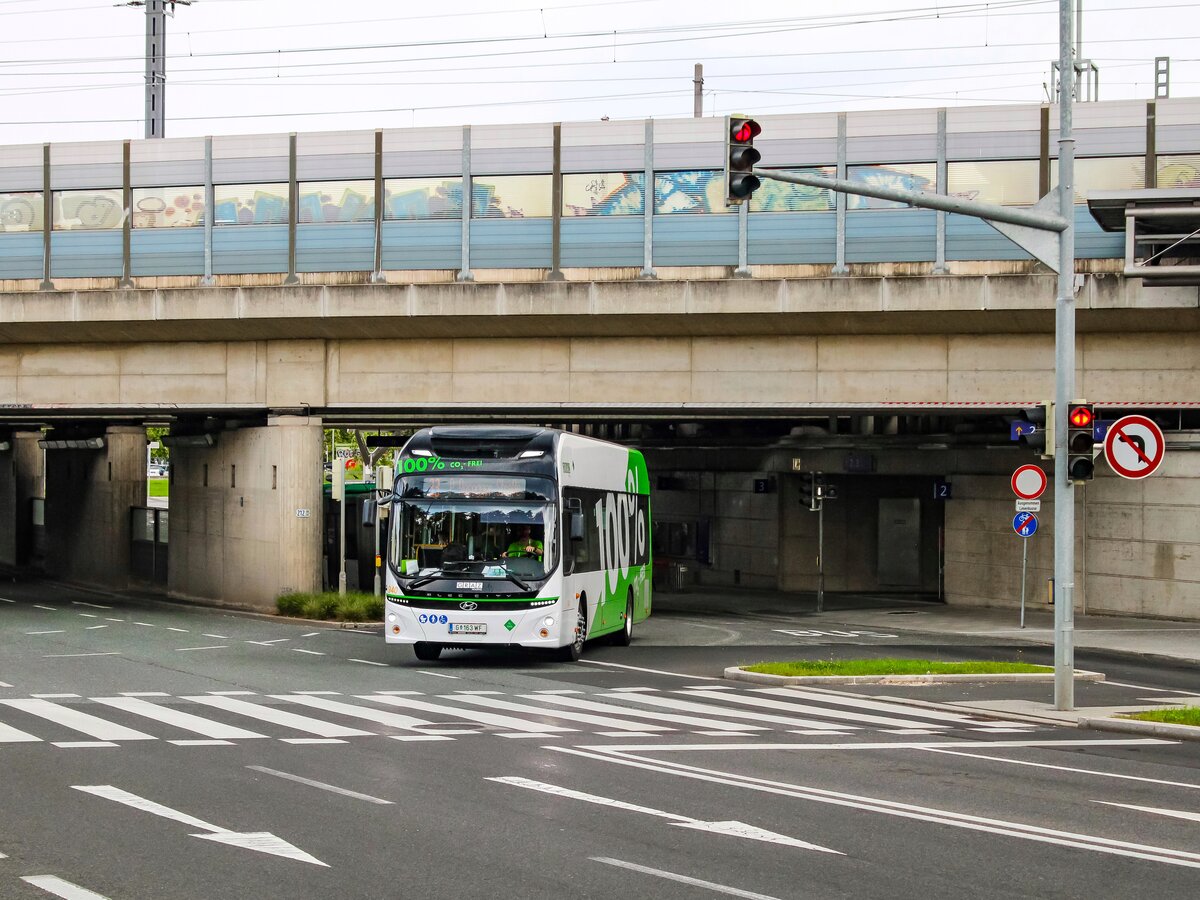 Graz. Der Hyundai Elec City Fuel Cell mit Wagennummer 940 ist hier am 18.08.2023 als Linie 33 in Don Bosco zu sehen.