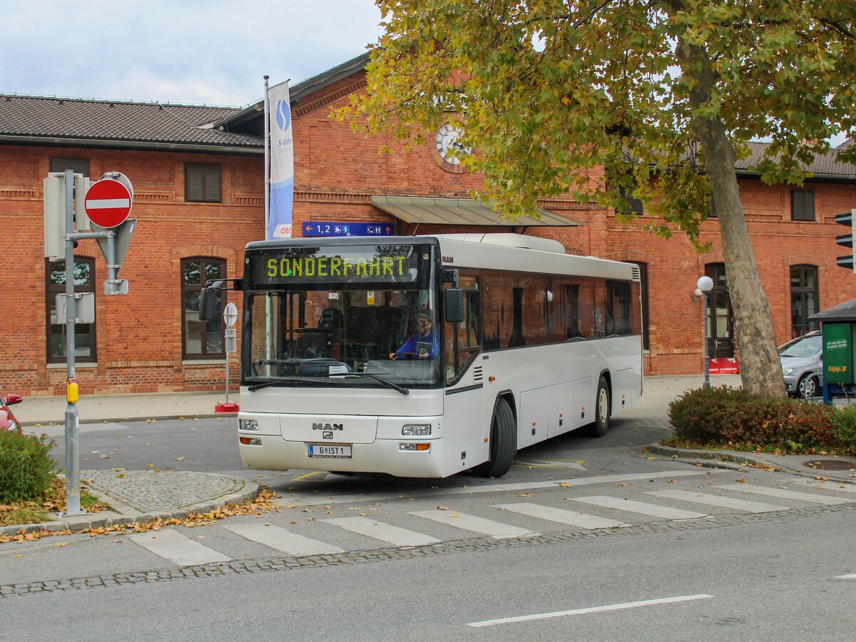 Graz. Der ISTmobil SÜ 313 ist hier am 24.10.2021 vor dem Ostbahnhof als Sonderfahrt zu sehen.