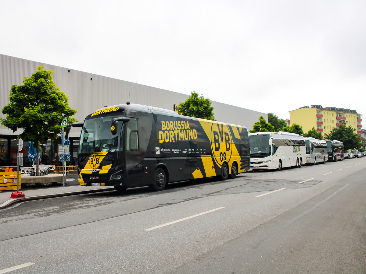 Graz. Der Mannschaftsbus von Borussia Dortmund stand am 13.05.2023 vor dem Grazer Sportpark.