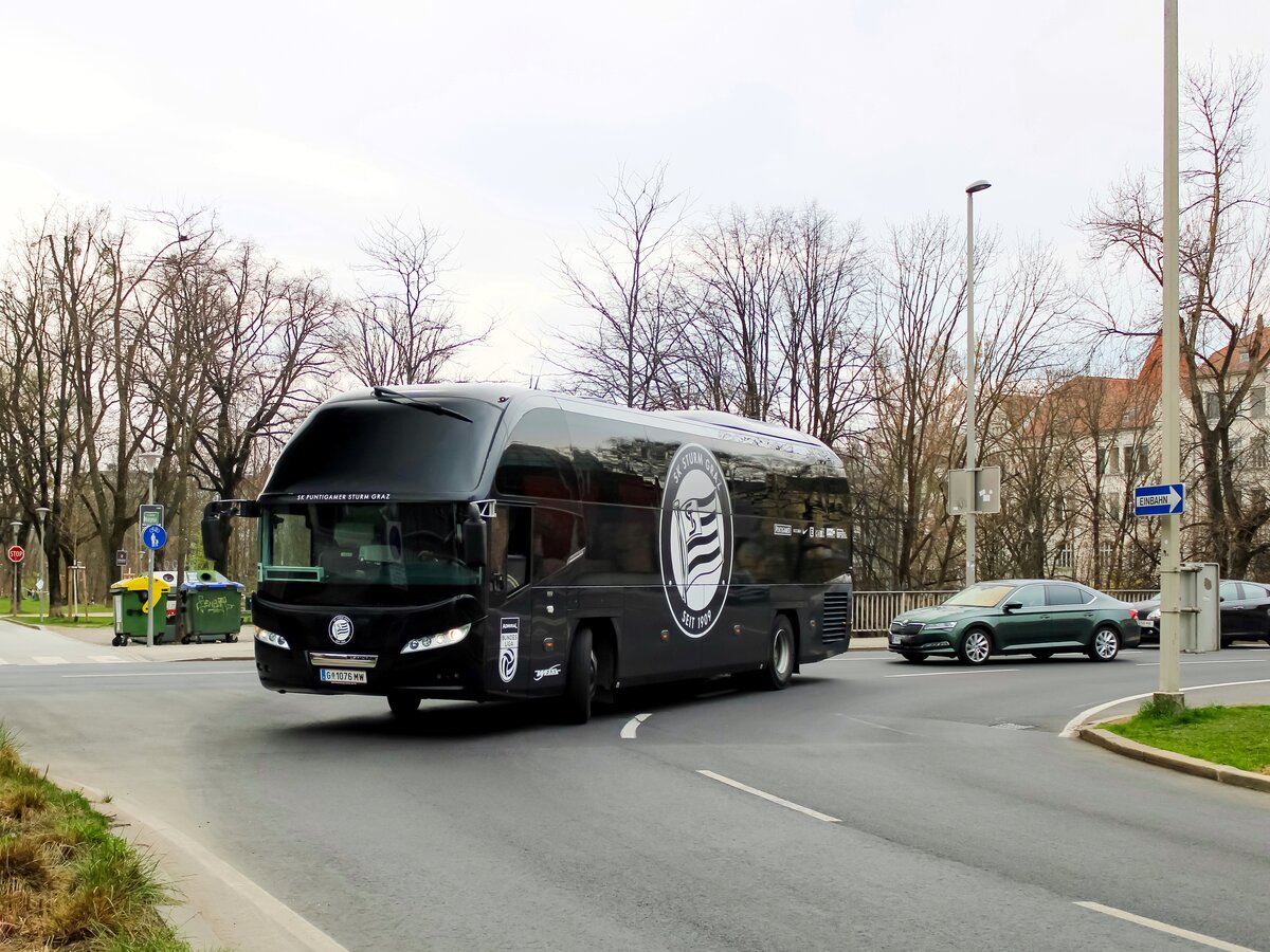Graz. Der Mannschaftsbus des SK Sturm Graz war am 24.03.2023 auf der Linie 620 unterwegs, hier kurz vor der Endhaltestelle  Graz Österreichische Gesundheitskasse .