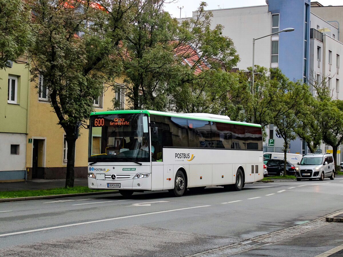 Graz. Der Postbus BD 14368, ein Postbus aus dem Verkehrsverbund Ostregion, ist hier am 27.09.2022 als Linie 600 am Karlauplatz zu sehen.