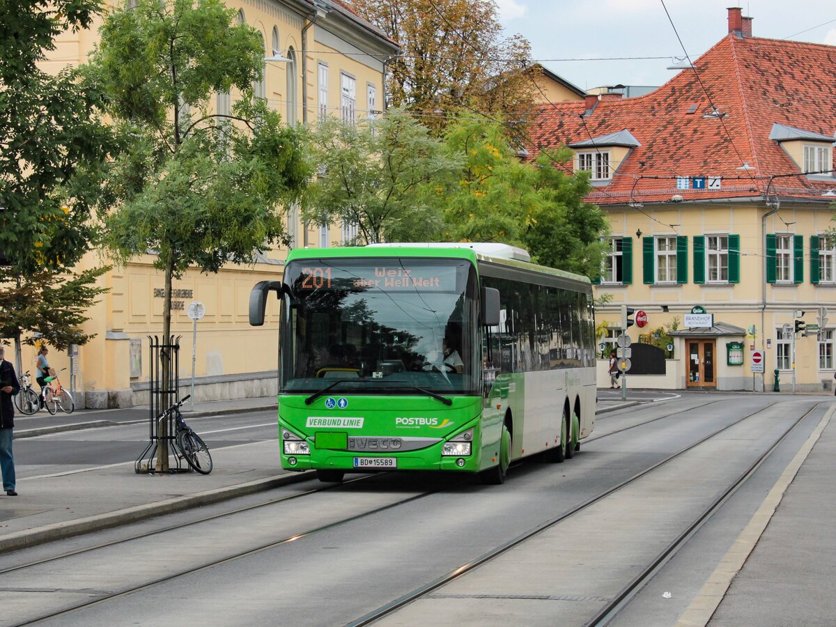 Graz. Der Postbus BD 15589 ist am 15.09.2022 als Linie 201 nach Weiz unterwegs, die Garnitur konnte von mir hier am Kaiser-Josef-Platz fotografiert werden.