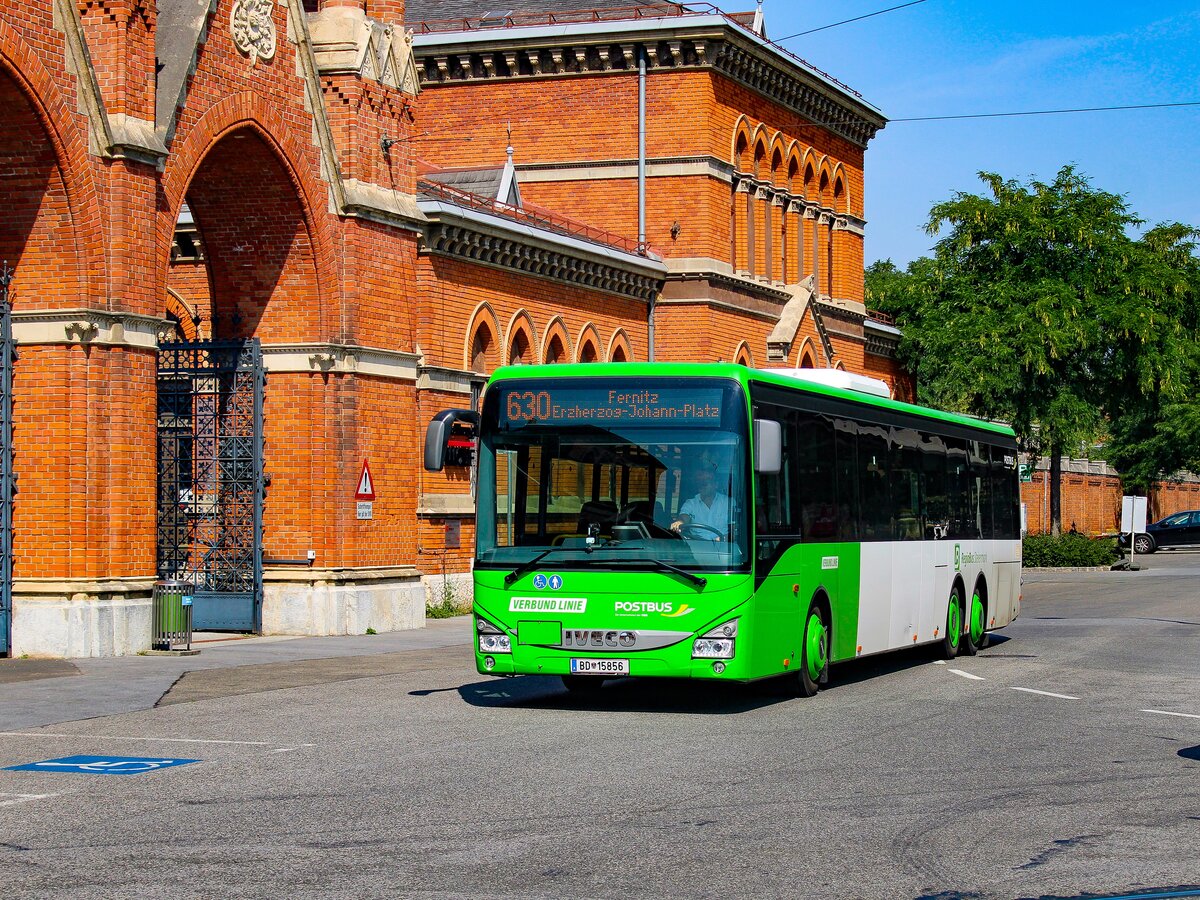Graz. Der Postbus BD 15856 ist hier am 24.08.2023 als Linie 630 vor dem Zentralfriedhof zu sehen.