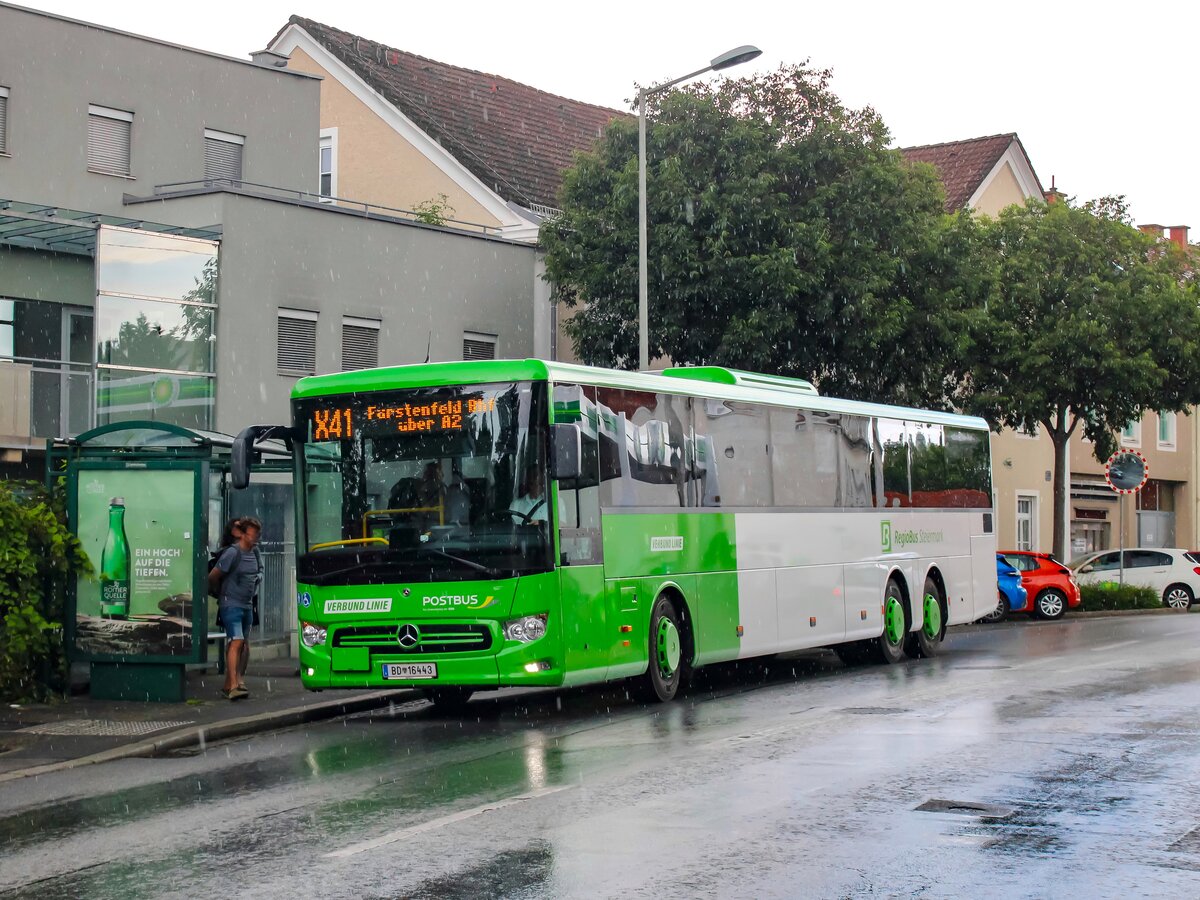 Graz. Der Postbus BD 16443 ist hier vor einem harten Gewitter am 05.07.2023 als Linie X41 bei der Hasenheide Graz zu sehen.