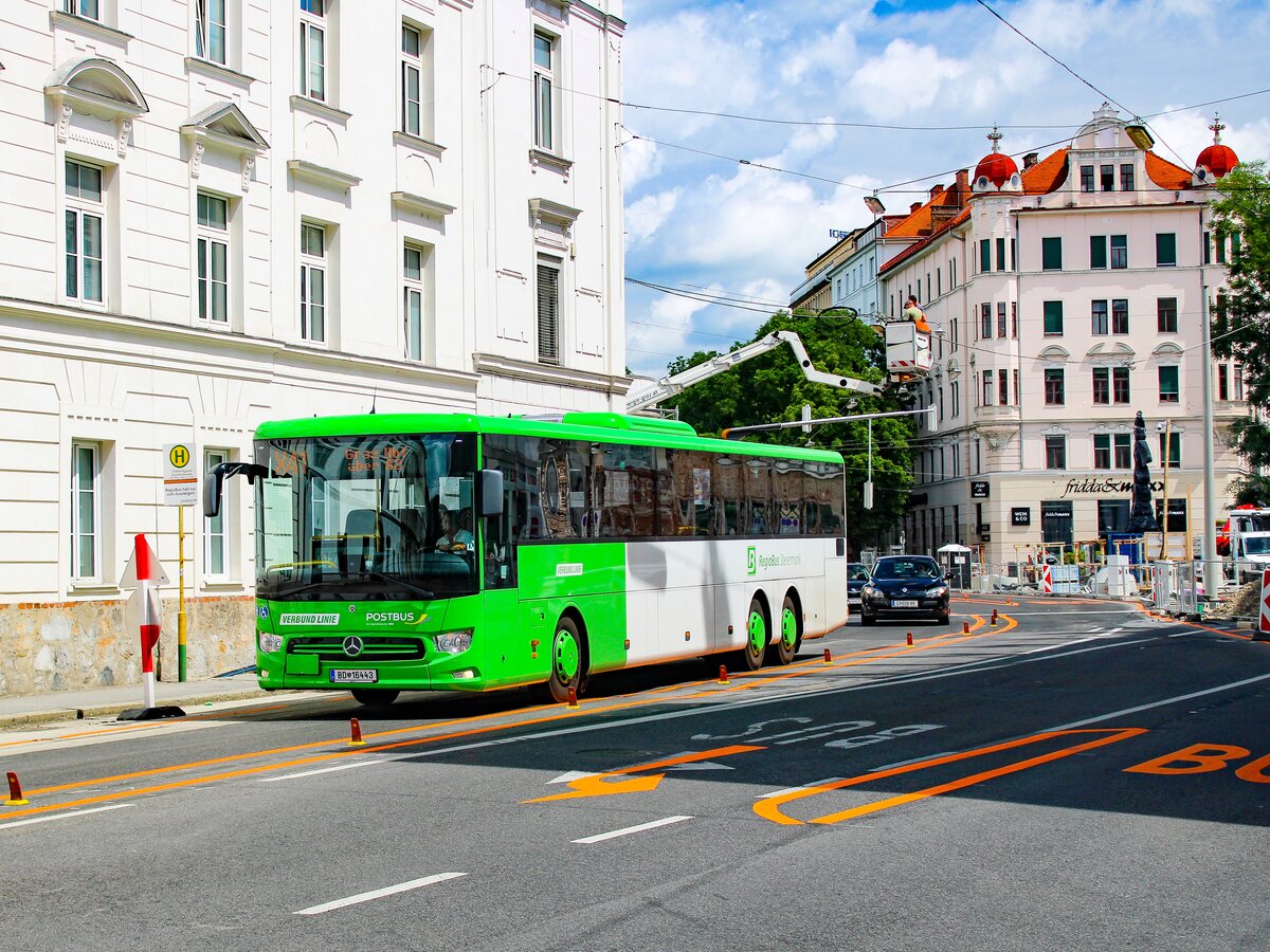 Graz. Der Postbus BD 16443 fährt hier am 31.07.2023 als Linie X41 durch die Radetzkystraße.