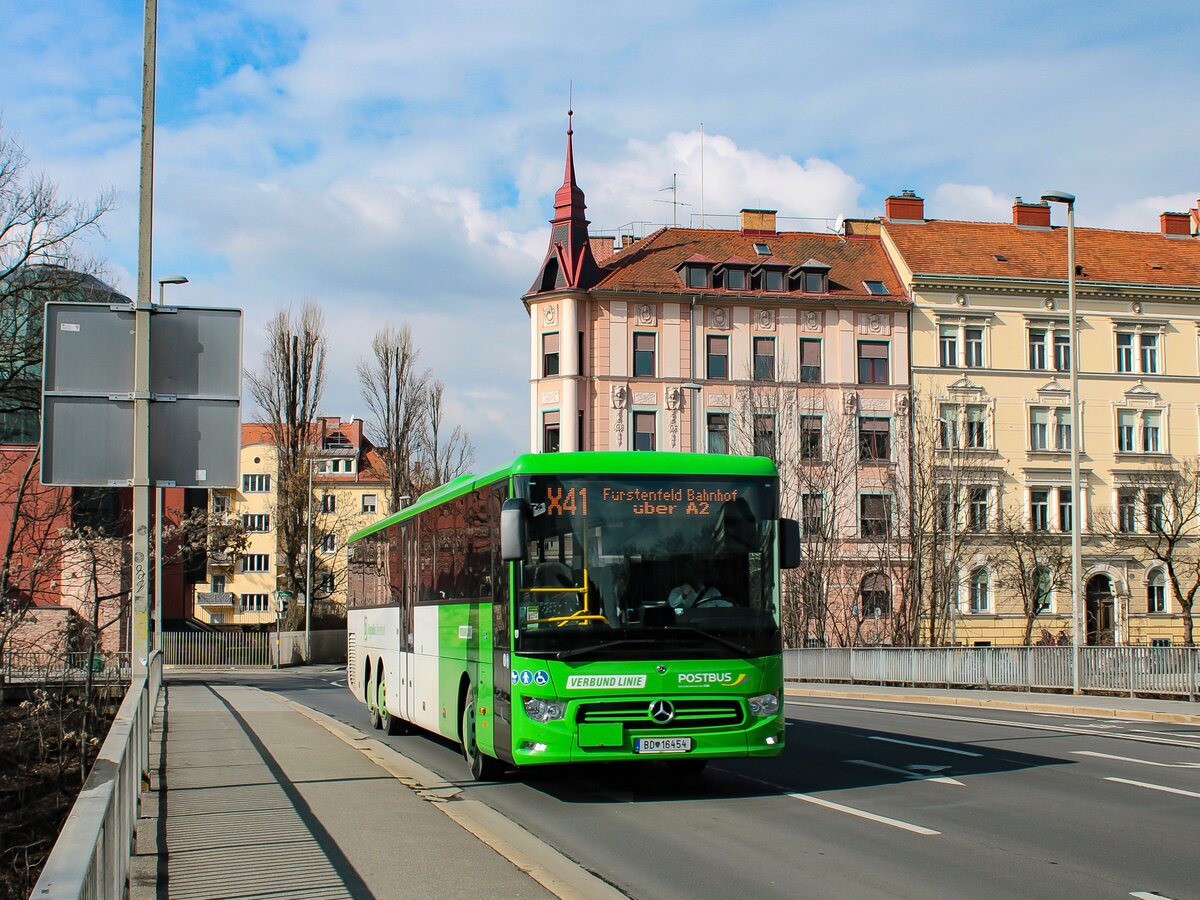 Graz. Der Postbus BD 16454 war am 03.03.2023 auf der Linie X41 von Graz nach Fürstenfeld unterwegs, hier auf der Augartenbrücke.