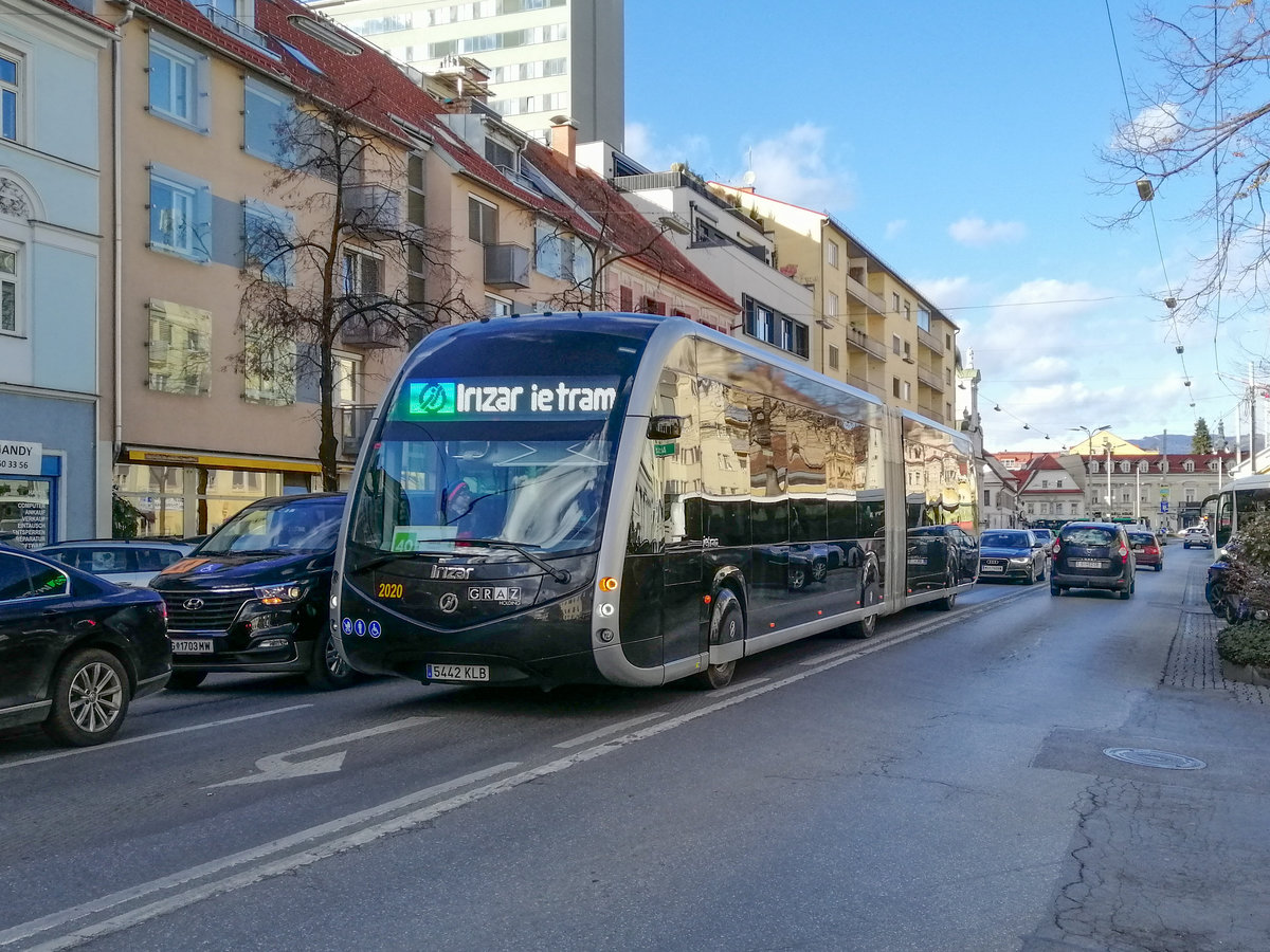 Graz. Der Spanische Hersteller IRIZAR sandte am 05.02.2020 einen batteriebetriebenen Elektrobus mit dem
Namen  ietram  in die Steirische Landeshauptstadt, der Bus wird jedoch mit seinen 18 m keine Tram ersetzen können. Eine Akkuladung beträgt 600 Kilowatt,
was einer Reichweite von maximal 80 km entspricht. Er ist noch bis 20.02.2020 zum Testen in Graz, ehe er einem anderen Betrieb zur Verfügung gestellt wird. 
So wie jeder Testbus bei den Graz Linien ist der Bus Vormittags unterwegs, bei diesem Bus geht sich noch eine Runde am Nachmittag aus. 
Am 12.02.2020 fuhr der Bus auf der Linie 40, hier am Grießplatz auf dem Weg Richtung Jakominiplatz, wo er zurück in die Garage zum Aufladen fährt.