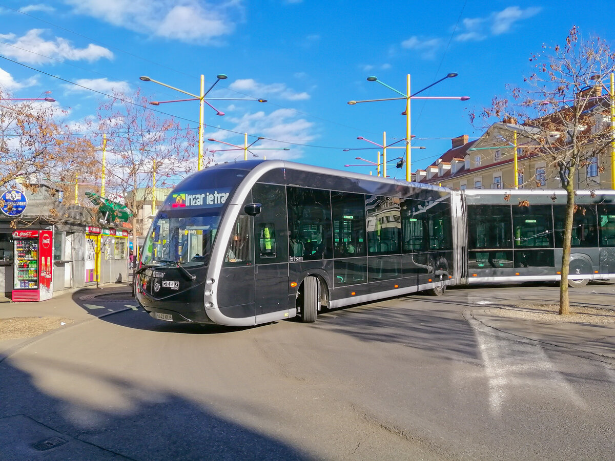 Graz. Der Spanische Hersteller IRIZAR sandte am 05.02.2020 einen batteriebetriebenen Elektrobus mit dem Namen  ietram  in die Steirische Landeshauptstadt, der Bus wird jedoch mit seinen 18 m keine Tram ersetzen können. Eine Akkuladung beträgt 600 Kilowatt,
was einer Reichweite von maximal 80 km entspricht. Er ist noch bis 20.02.2020 zum Testen in Graz, ehe er einem anderen Betrieb zur Verfügung gestellt wird.
So wie jeder Testbus bei den Graz Linien ist der Bus Vormittags unterwegs, bei diesem Bus geht sich noch eine Runde am Nachmittag aus.
Am 11.02.2020 fuhr der Bus auf der Linie 40, hier am Jakominiplatz auf dem Weg Richtung Seiersberg.
