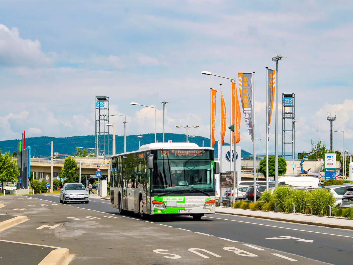 Graz. Der Steirische Verkehrsverbund schreibt nun die letzten Regionalbuslinien im Raum Graz neu aus. Somit müssen alle Fahrzeuge durch Neuwagen ersetzt werden, wodurch eine riesige Typenvielfalt verloren geht. Ausgemustert wird unter anderem auch dieser Setra S415 NF, hier am 06.07.2023 als Linie 521 in Graz-Liebenau.