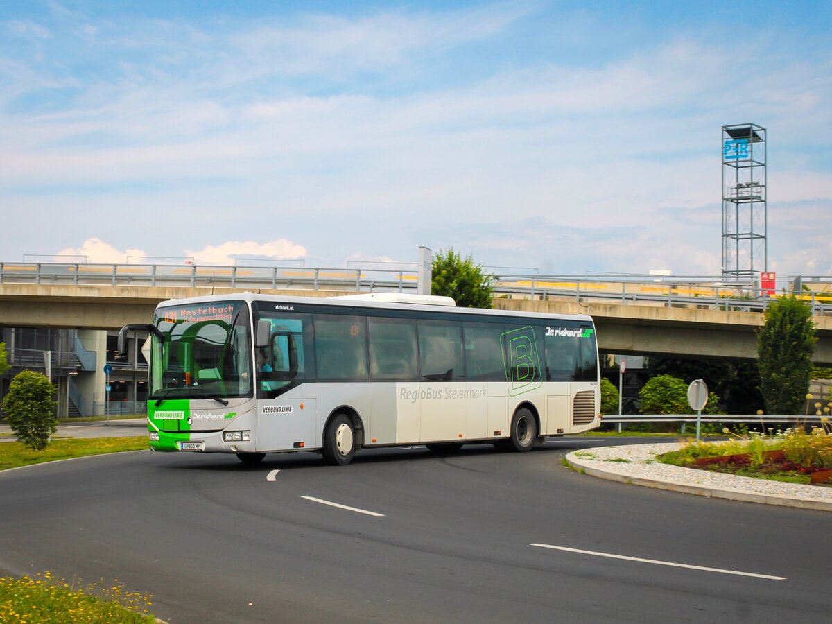 Graz. Der Steirische Verkehrsverbund schreibt nun die letzten Regionalbuslinien im Raum Graz neu aus. Somit müssen alle Fahrzeuge durch Neuwagen ersetzt werden, wodurch eine riesige Typenvielfalt verloren geht. Ausgemustert wird unter anderem auch dieser Irisbus Crossway, hier am 06.07.2023 als Linie 431 in Graz-Liebenau.