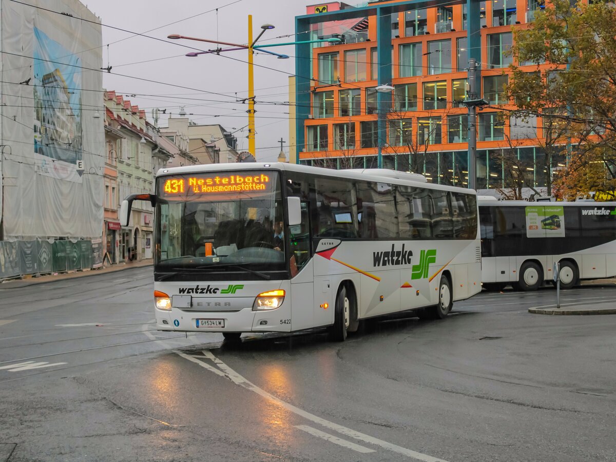 Graz. Der W5422 ist der einzige Bus seiner Type bei der Fa. Watzke. Am 03.11.2021 verlässt er als Linie 431 den Jakominiplatz.