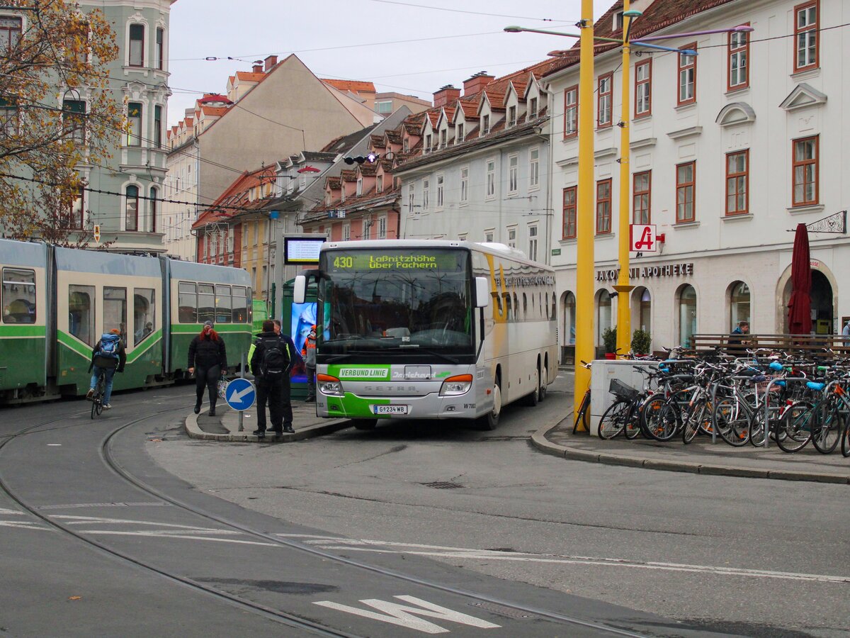Graz. Der W7003 ist ein besonderes Fahrzeug im Fuhrpark bei der Firma Dr. Richard Steiermark: Wenige Busse der Type Setra S 419 UL, sind nur mehr beim unternehmen aus der Steiermark heimisch. Am 23.11.2022, konnte ich besagten Bus als Linie 430 am Jakominiplatz fotografieren.