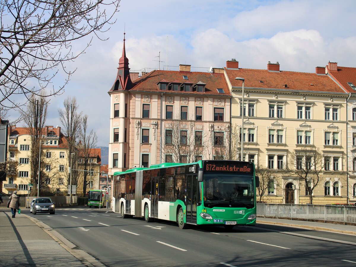 Graz. Der Wagen 170 der Graz Linien war am 03.03.2023 auf der Linie 67 vom Zentralfriedhof zur Zanklstraße unterwegs, hier auf der Augartenbrücke.