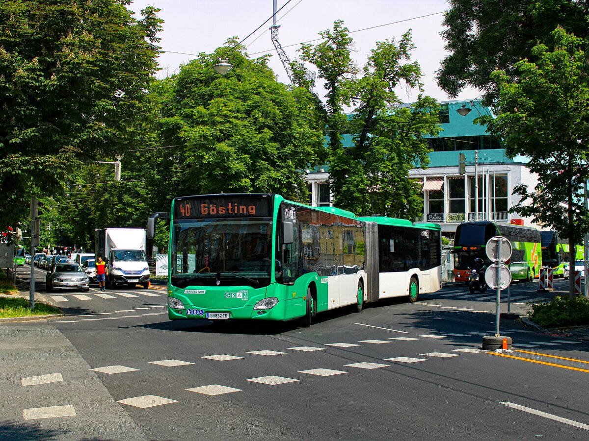 Graz. Der Wagen 177 der Graz Linien ist hier am 02.06.2023 als Linie 40 beim einbiegen in den Opernring zu sehen.