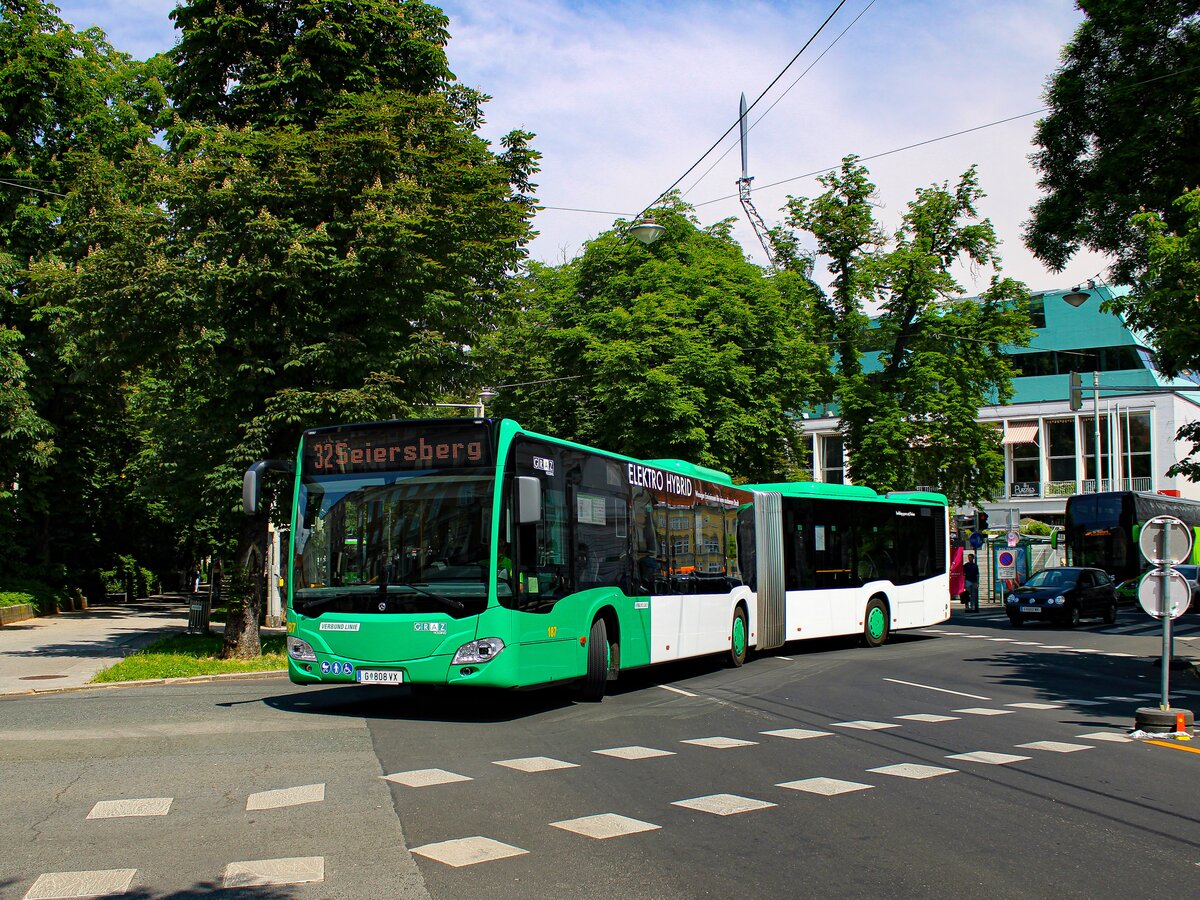 Graz. Der Wagen 187 der Graz Linien ist hier am 02.06.2023 als Linie 32 beim einbiegen in den Opernring zu sehen.
